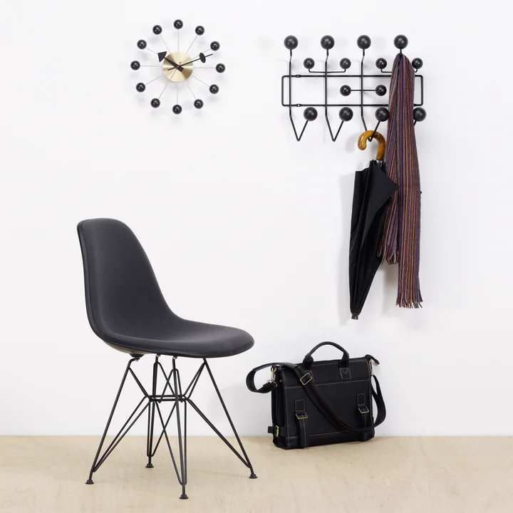 Hang it all Garderobe, Eames Plastic Side Chair DSR und Ball Clock von Vitra