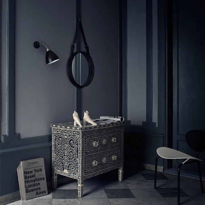 Adnet Spiegel von Gubi im Flur über der Kommode