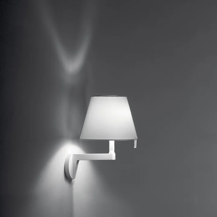 Die Melampo Parete von Artemide wirft interessante Schatten
