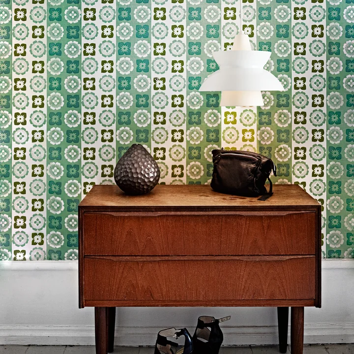 DooWop Pendelleuchte von Louis Poulsen in Weiß über dem Sideboard im Flur