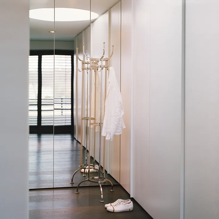 Der Nymphenburg Kleiderständer im Schlafzimmer