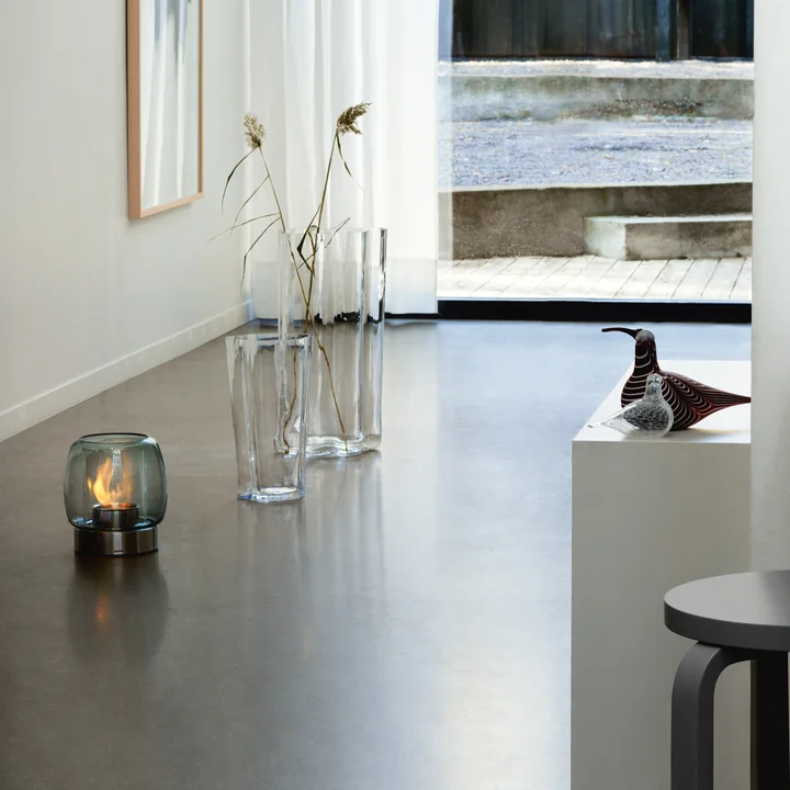 Finlandia Vase und Kaasa Feuerstelle auf dem Fußboden