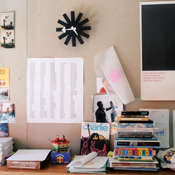Asterisk Clock von Vitra in schwarz
