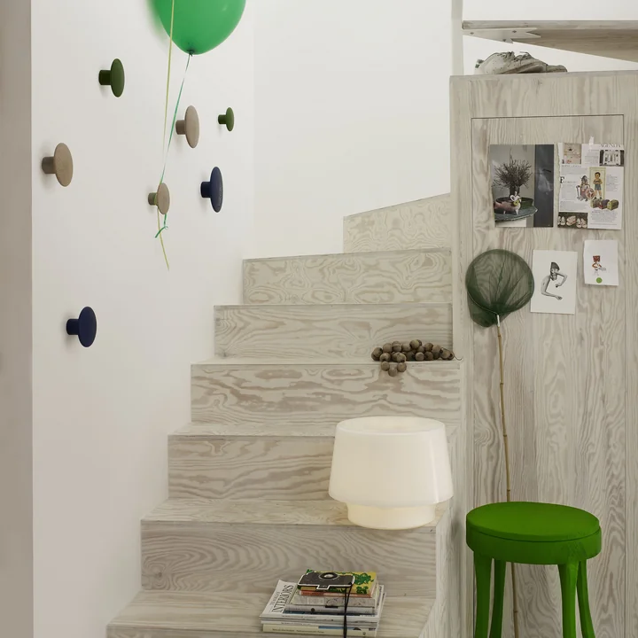 Wandhaken "The Dots" mit Cosy in White Tischleuchte von Muuto