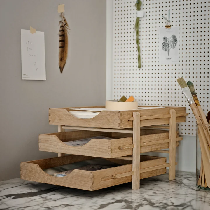 Das Dania Letter Tray von Skagerak auf einem Marmor-Schreibtisch