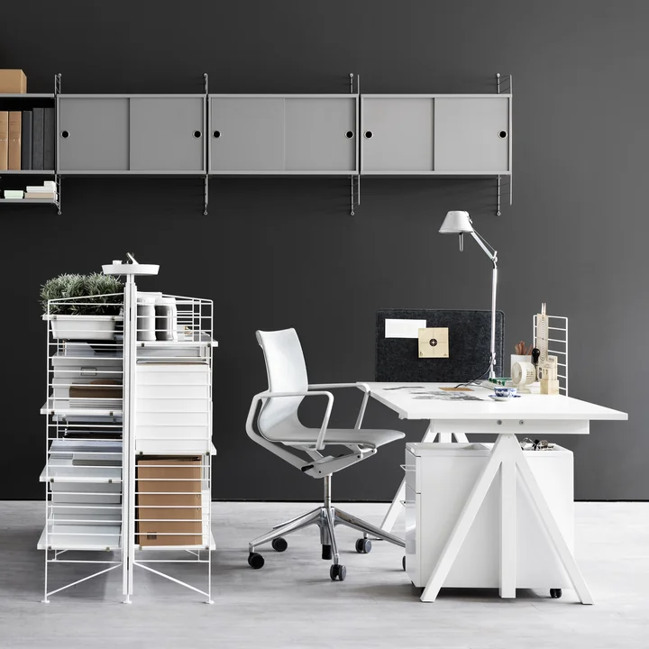 Works Freistehendes Regal und Schreibtisch von String