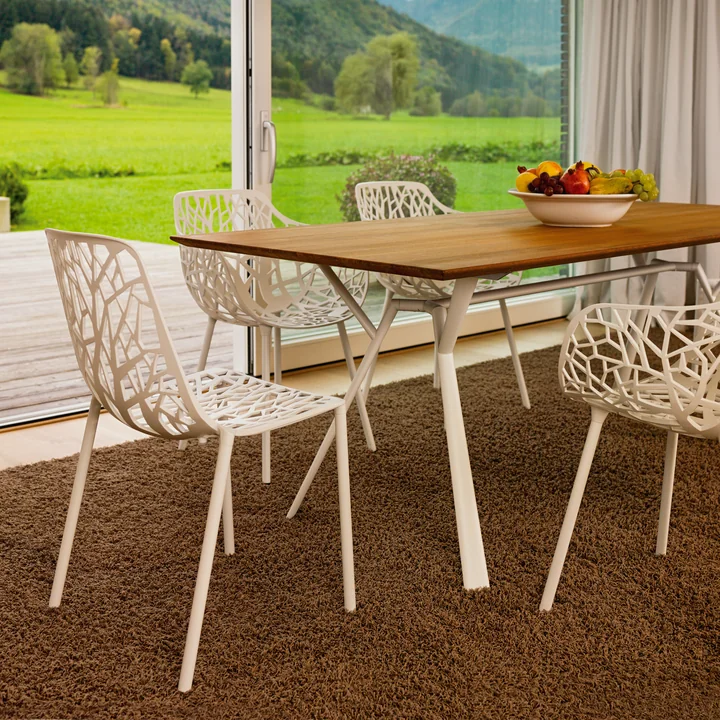 Stylischer Esstisch mit Tischplatte aus Teak