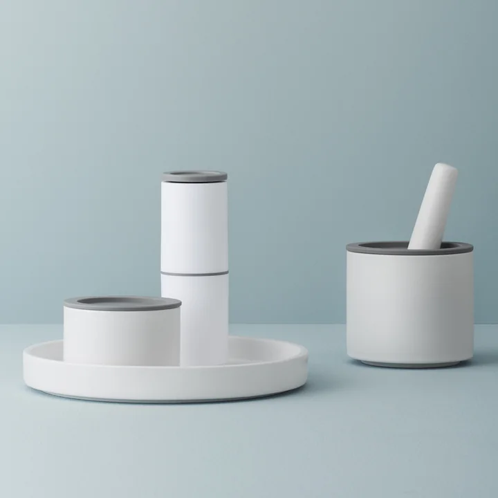 Funktionale Alltagshelfer in weiß-grau