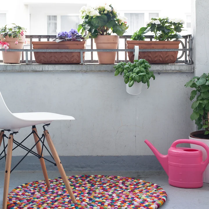 Lotte Teppich Rund von myfelt auf dem Balkon