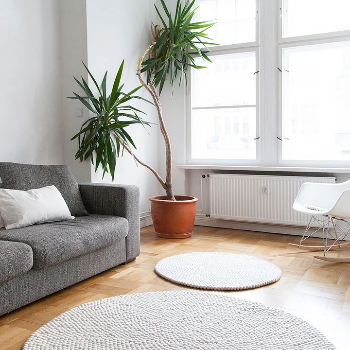 Linéa Teppich Rund von myfelt vor dem Sofa