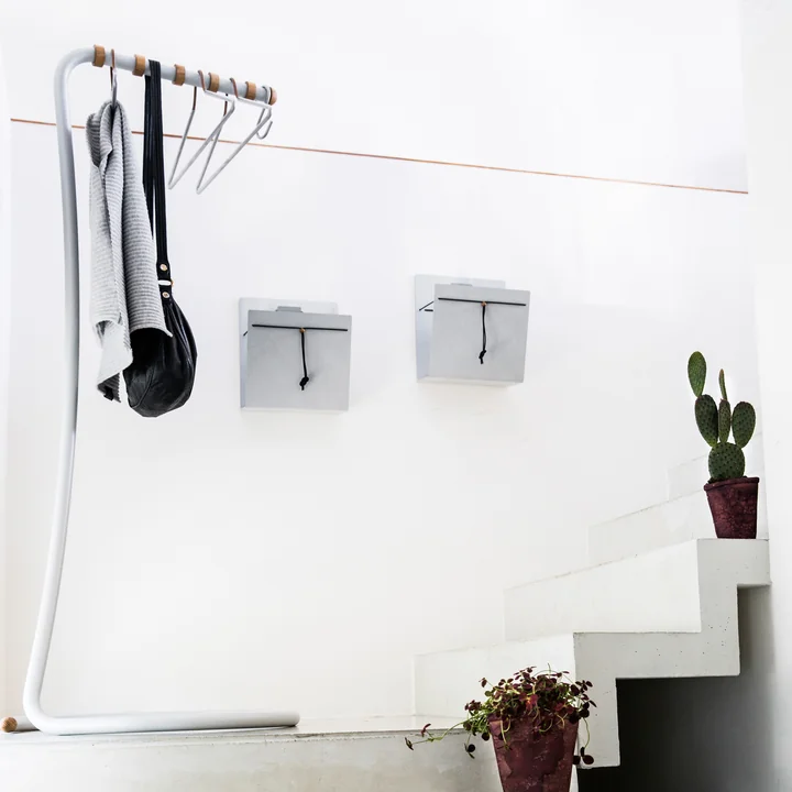 Cobra Kleiderständer und Magazin Halter von Lind DNA