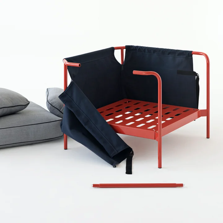 Can Sessel in rot / Canvas blau / Canvas grau von HAY im Aufbau