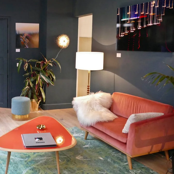 Sofa, Hocker und Couchtisch