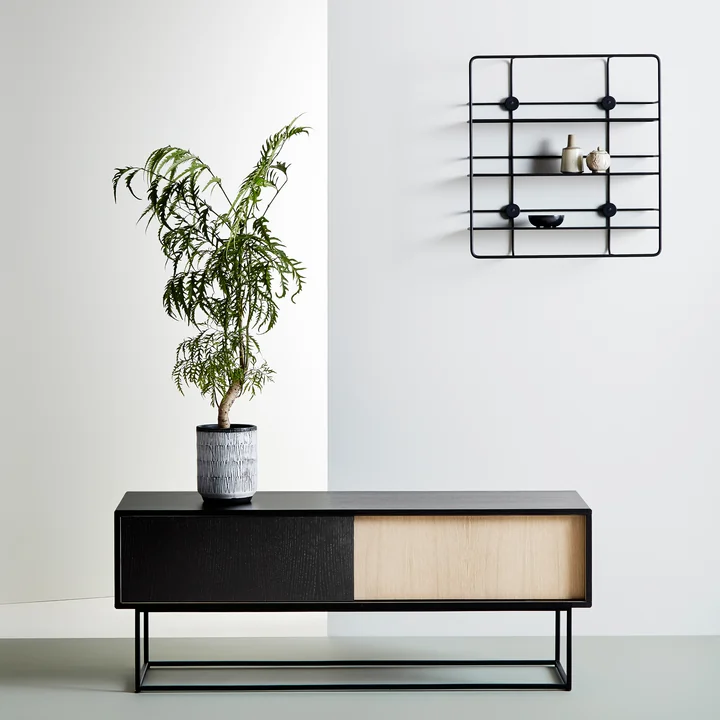 Virka Sideboard Low und Stedge Wandregal von Woud
