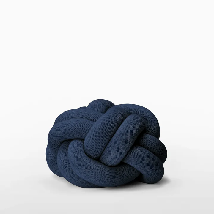 Das Knot Kissen von Design House Stockholm in der Farbe Navy