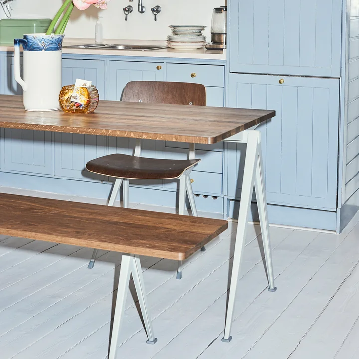 Pyramid Schreibtisch und Bank von HAY mit Result Stuhl