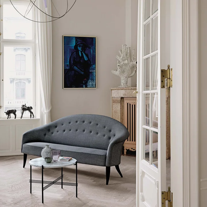 Paradiset Sofa und TS Couchtisch von Gubi im Wohnzimmer