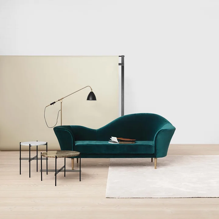 Grand Piano Sofa und TS Couchtisch von Gubi