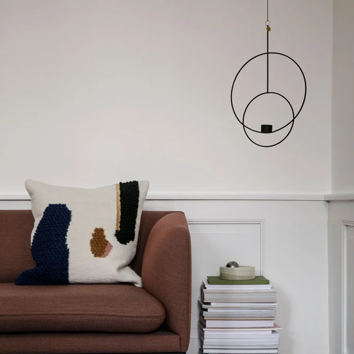 Runder Teelichthalter mit Loop Kissen von Ferm Living