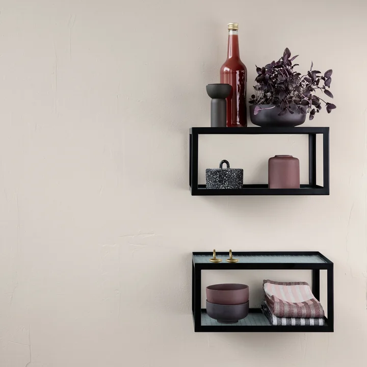 Haze Wandregal, Drupe Gewürzmühle und Sekki Schale von Ferm Living