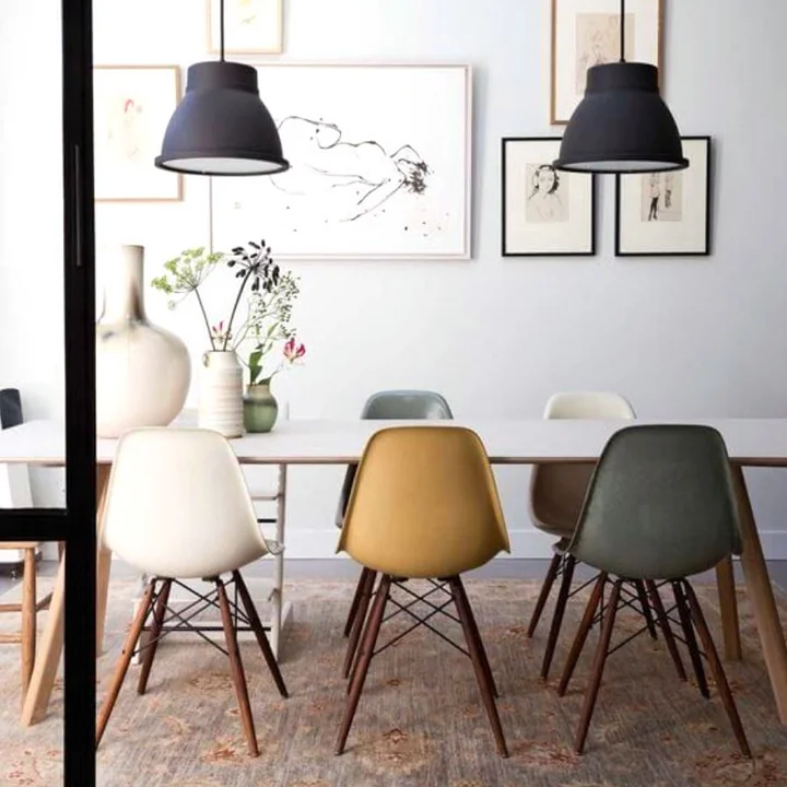 Design-Klassiker von Vitra und Hay im Esszimmer