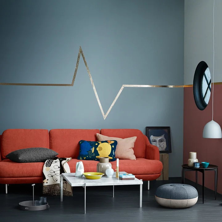 Der Fritz Hansen - Pouf by Cecilie Manz und das Lune Sofa im Wohnbereich