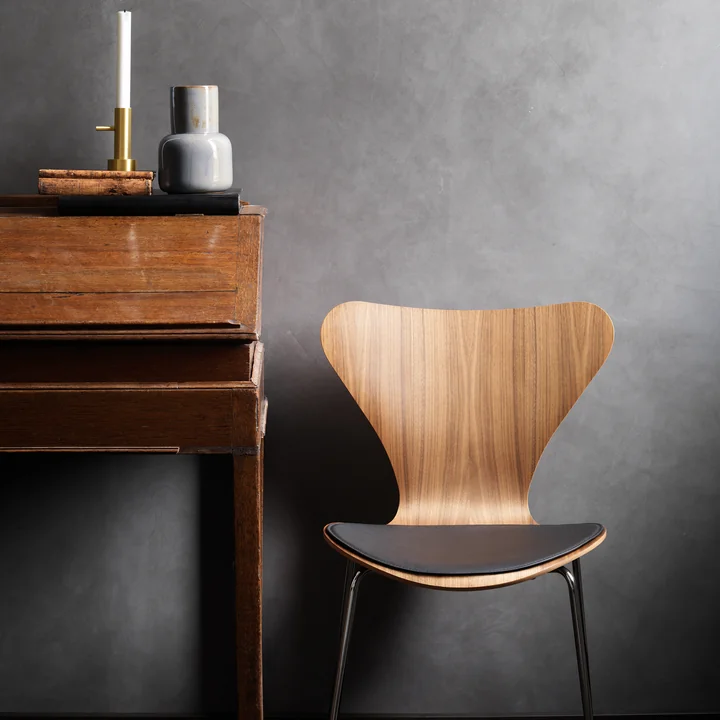 Das Fritz Hansen - Leder Sitzkissen auf dem Stuhl platziert