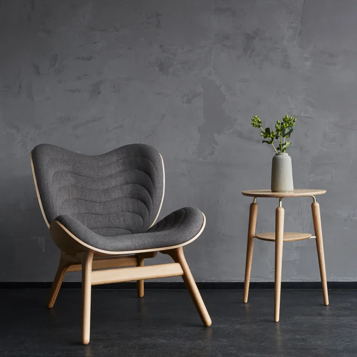 My Spot Beistelltisch und A Conversation Piece Sessel von Umage