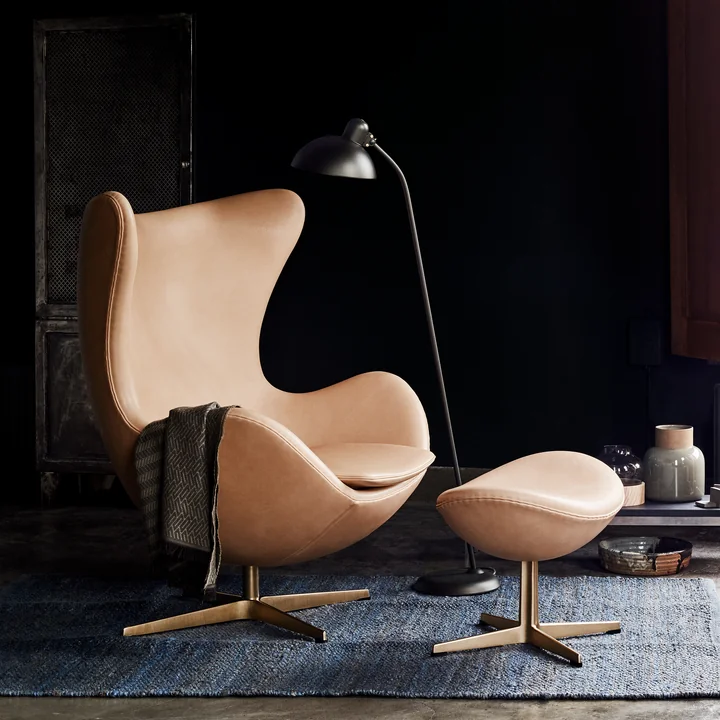 Der Fritz Hansen - Ei Sessel in der Limited Edition mit KAISER idell - Stehleuchte
