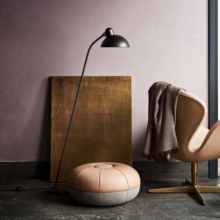 Die Fritz Hansen - KAISER idell - Stehleuchte, der Schwan Sessel und der Cecilie Pouf