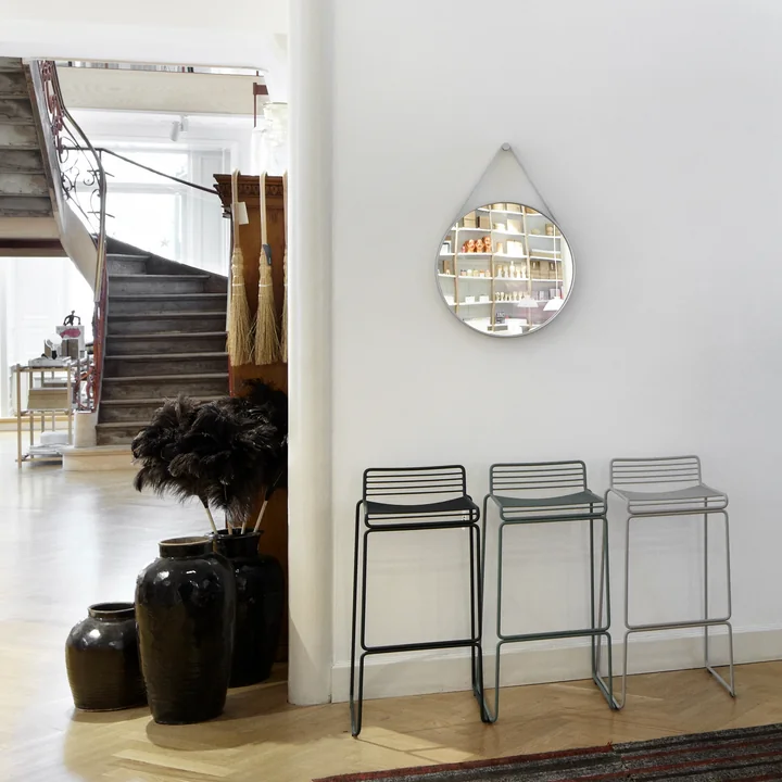Strap Mirror und Hee Barhocker von HAY