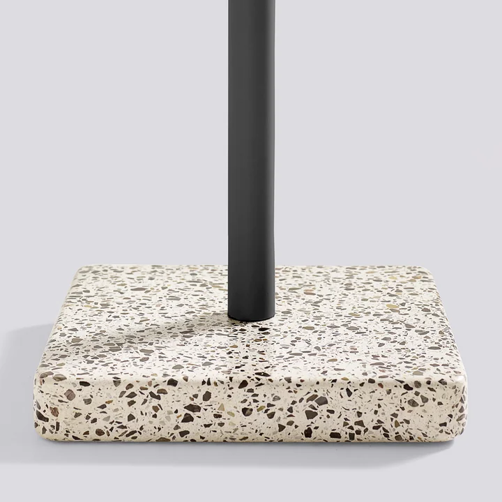 Stilvoller Tisch aus Stahl und Terrazzo