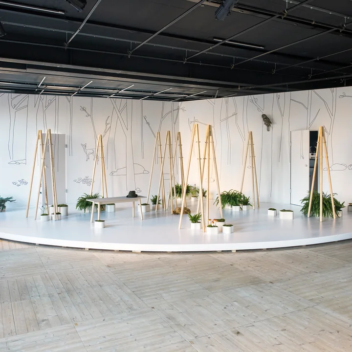 Die Artek - Kiila Kleidergarderobe, der Kleiderständer und die passende Bank