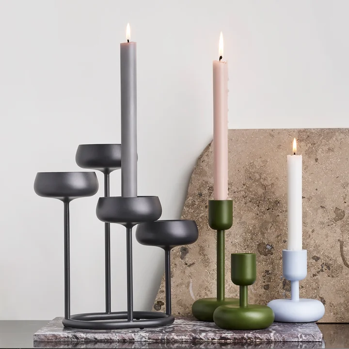 Der Iittala - Nappula Kerzenständer 4-armig, dunkelgrau mit weiteren Nappula Kerzenständern