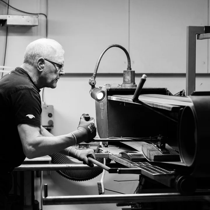 Louis Poulsen Jubiläumsedition Metallbiegen