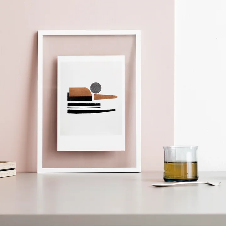 Frame Bilderrahmen von Moebe in weiß auf dem Tisch