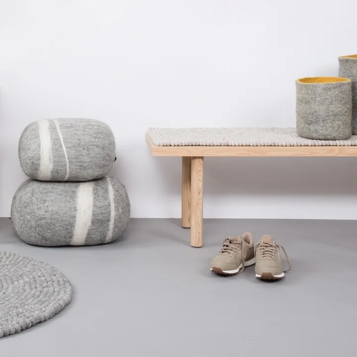 Kieselstein Kissen von myfelt in dunkelgrau