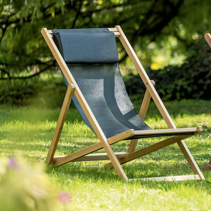 Relax Liegestuhl von Fiam auf der Wiese