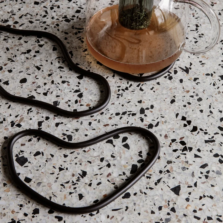 Pond Untersetzer in schwarz (3er-Set) von Ferm Living auf dem Tisch