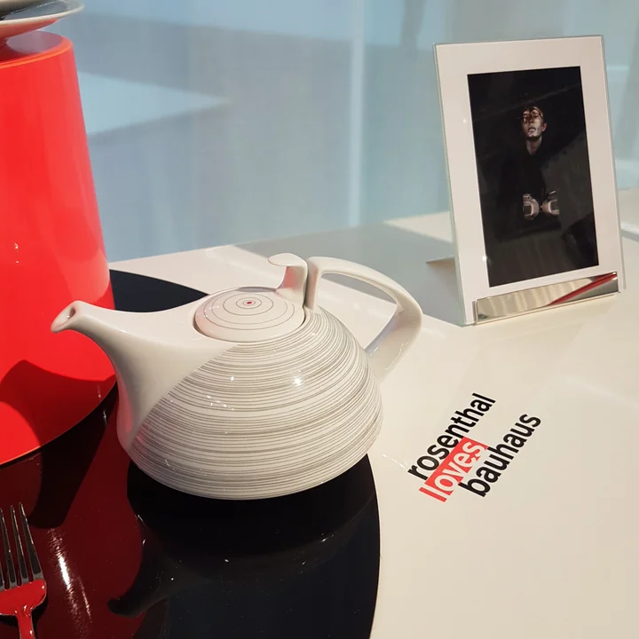 Die TAC Stripes 2.0 Teekanne von Rosenthal mit Streifen