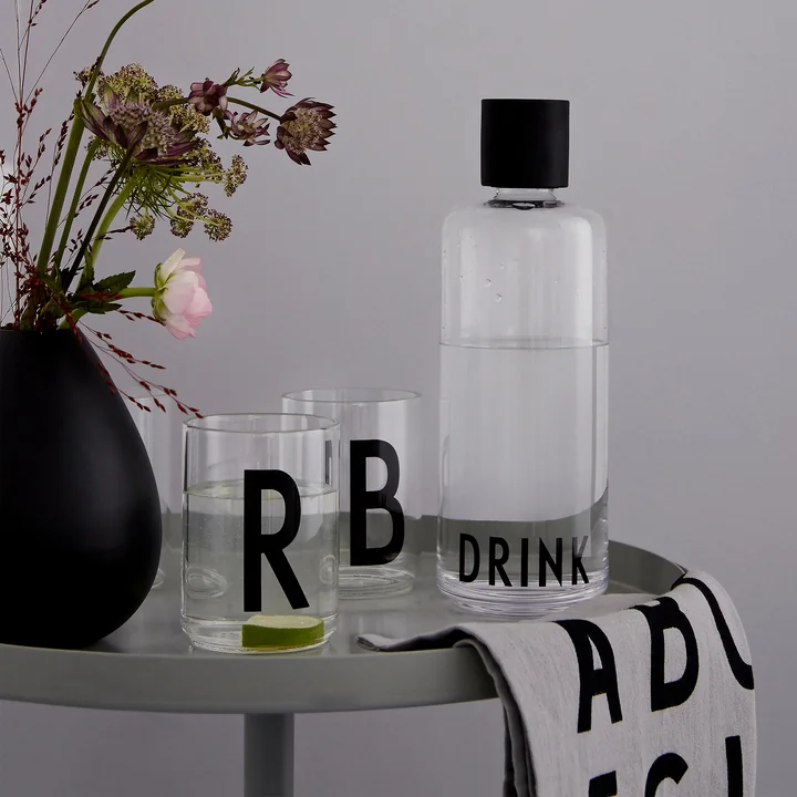 Classic Geschirrtuch und AJ Trinkgläser von Design Letters auf dem Tisch