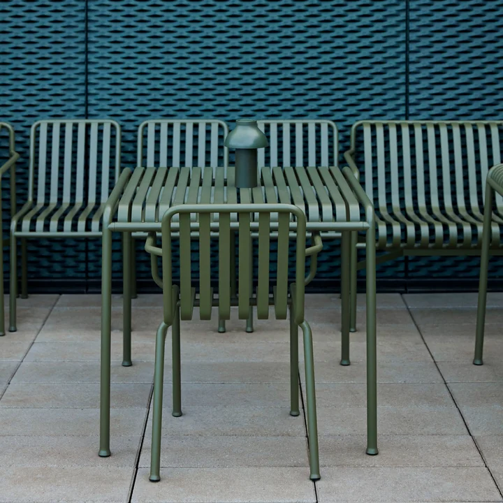 Palissade Tisch rechteckig mit Dining Bench, Armlehnenstuhl und PC Portable LED Leuchte von HAY