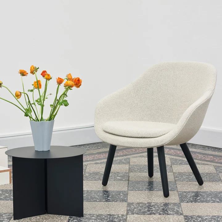 About A Lounge Chair AAL 82 mit Slit Table Round von HAY