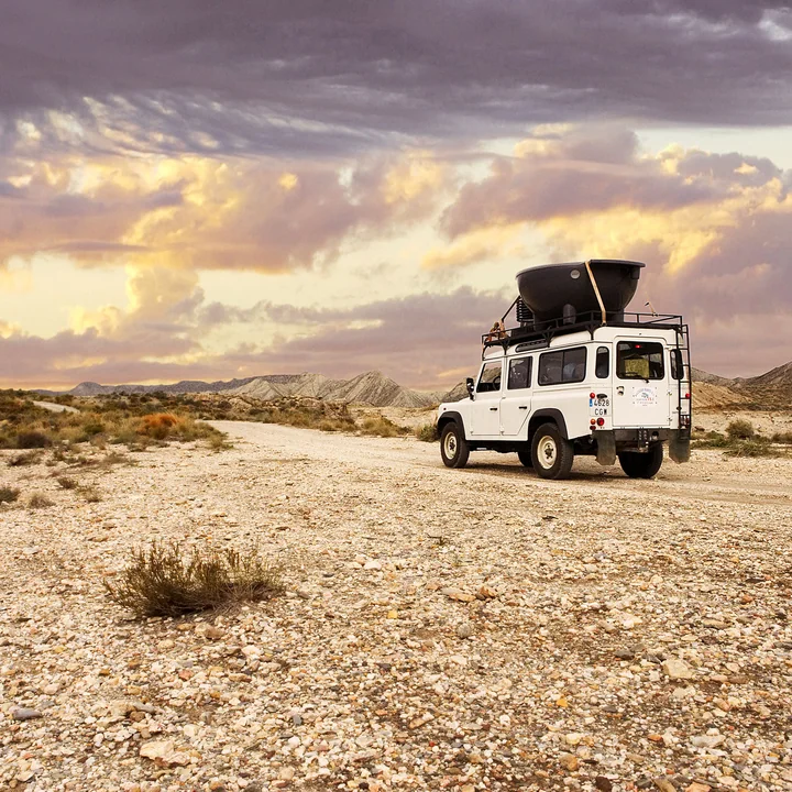 Dutchtub Original von Weltevree auf dem Dach eines Autos