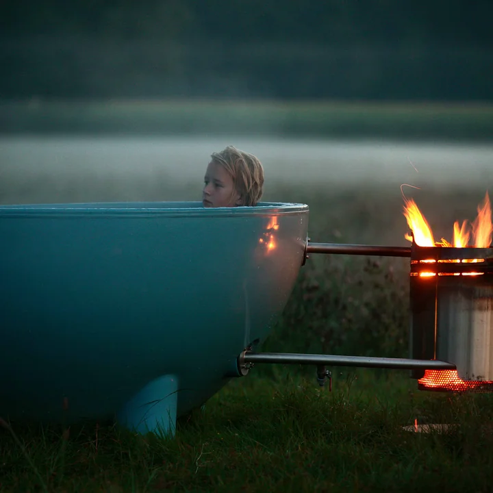 Dutchtub Original von Weltevree mit loderndem Feuer