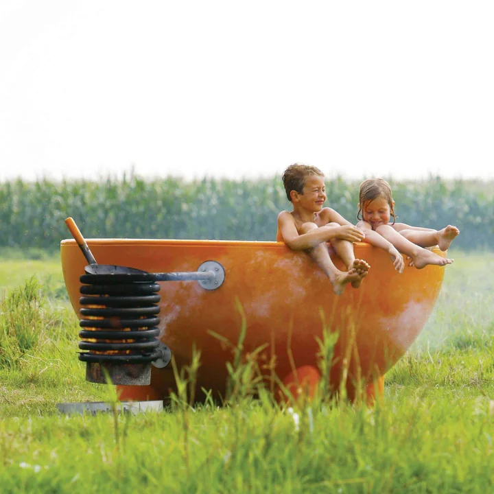 Dutchtub Original von Weltevree auf der Wiese im Freien