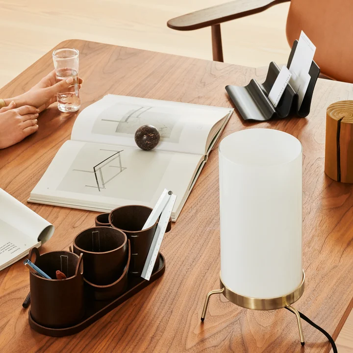 Planner PM02 Tischleuchte mit Wave Schreibtisch-Organizer von Fritz Hansen