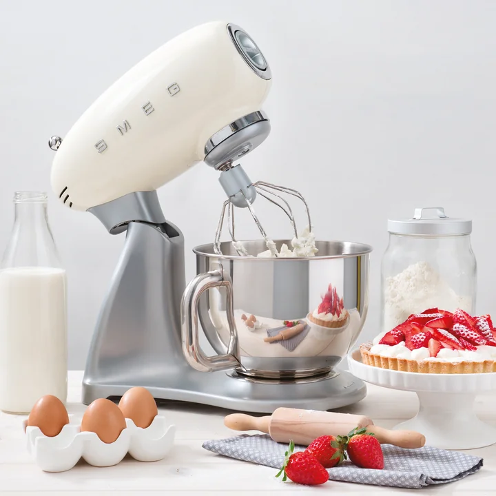 Küchenmaschine SMF02 in creme von Smeg