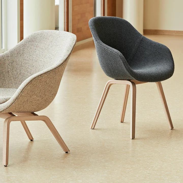 HAY - About A Chair AAC 123 in Eiche matt lackiert / Flamiber charcoal C8 mit AAL 83 Lounge matt lacquered oak