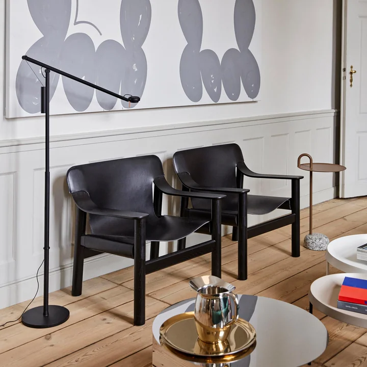 Bowler Beistelltisch von HAY neben dem Sessel